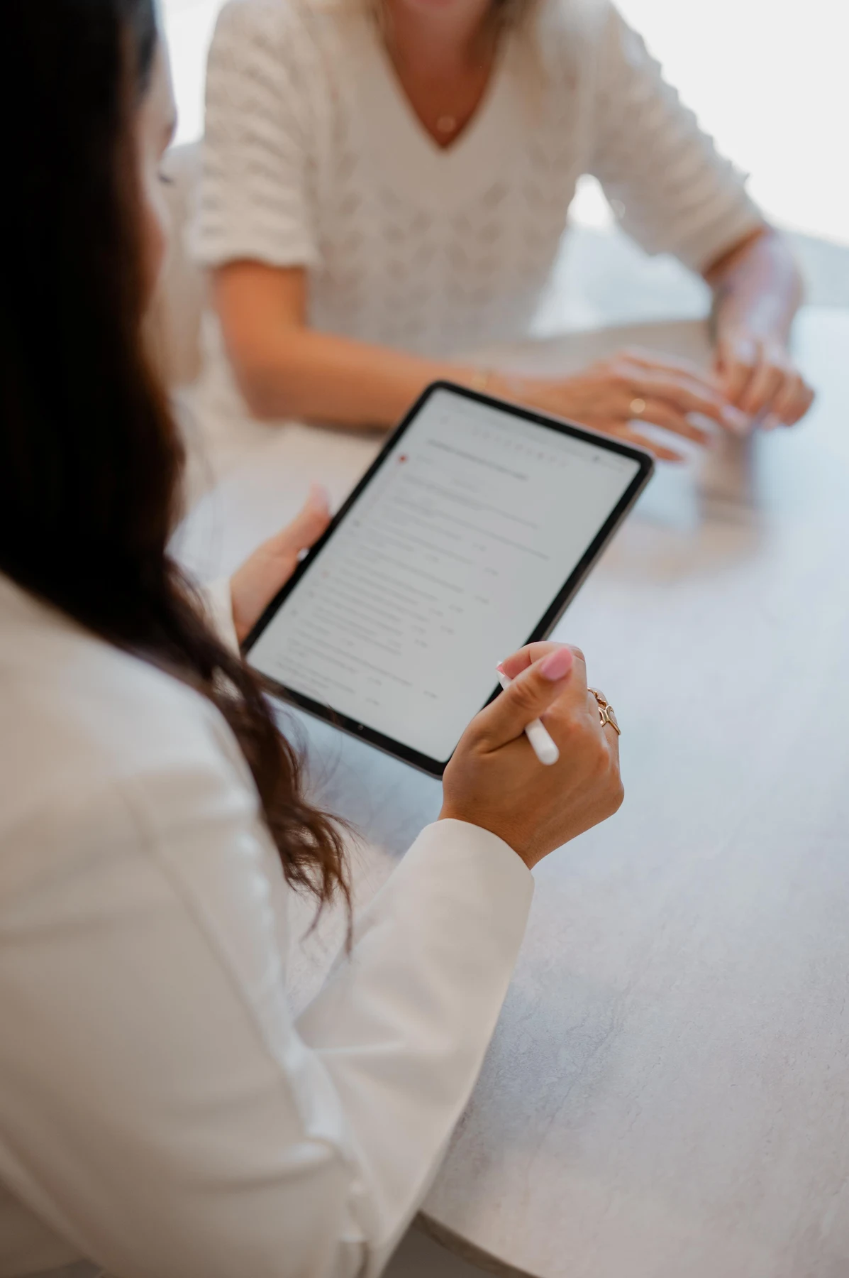 Intakegesprek met tablet voorafgaand aan een laserbehandeling bij By Shay